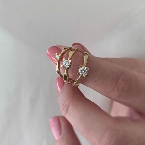 Kleopatra ring i 14 karat guld med en enkelt smuk brillant